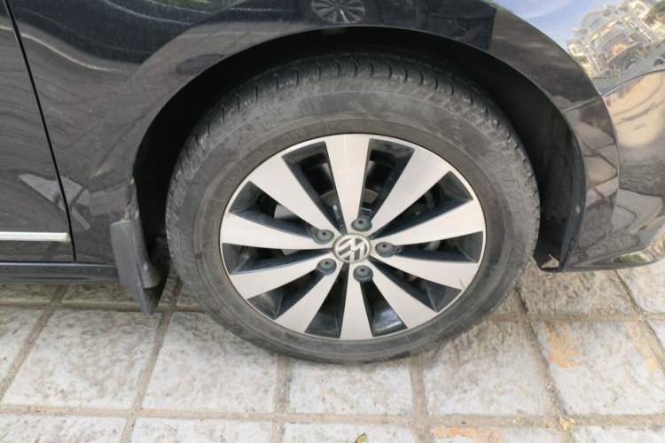 Used Volkswagen Sagitar 2017 1.6L Automatic Comfort Model Right Front Wheel Hub