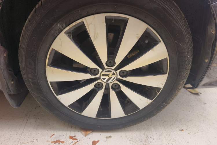 Used Volkswagen Sagitar 2017 1.6L Manual Comfort Model Right Front Wheel Hub