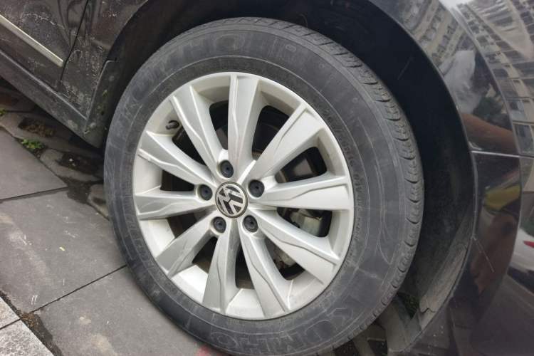 Used Volkswagen Sagitar 2017 1.6L Automatic Comfort Model Right Front Wheel Hub
