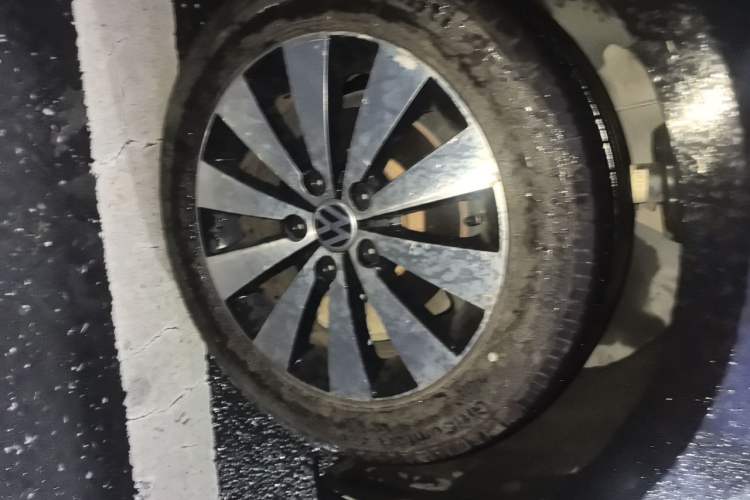 Used Volkswagen Sagitar 2017 1.6L Manual Comfort Model Right Front Wheel Hub