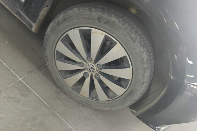 Used Volkswagen Sagitar 2017 230TSI Automatic Comfort Version Right Front Wheel Hub