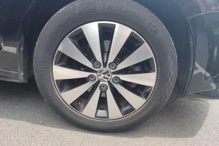 Used Volkswagen Sagitar 2017 1.6L Automatic Comfort Model Right Front Wheel Hub