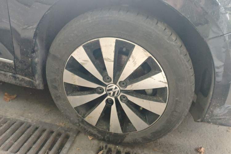 Used Volkswagen Sagitar 2017 1.6L Automatic Comfort Model Right Front Wheel Hub