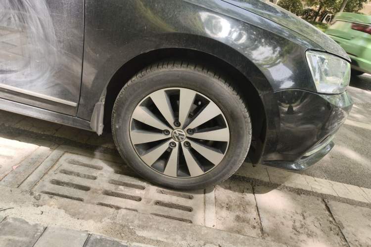 Used Volkswagen Sagitar 2017 1.6L Automatic Comfort Model Right Front Wheel Hub