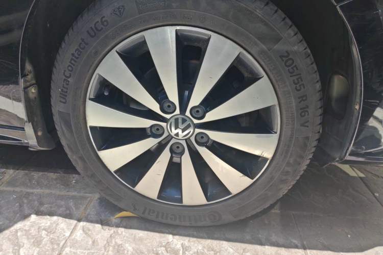 Used Volkswagen Sagitar 2017 1.6L Manual Comfort Model Right Front Wheel Hub