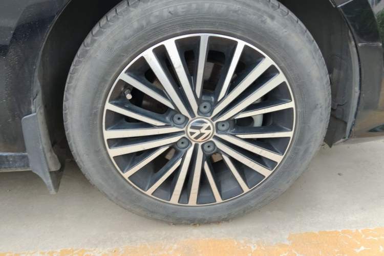 Used Volkswagen Sagitar 2017 230TSI Automatic Luxury Edition Right Front Wheel Hub