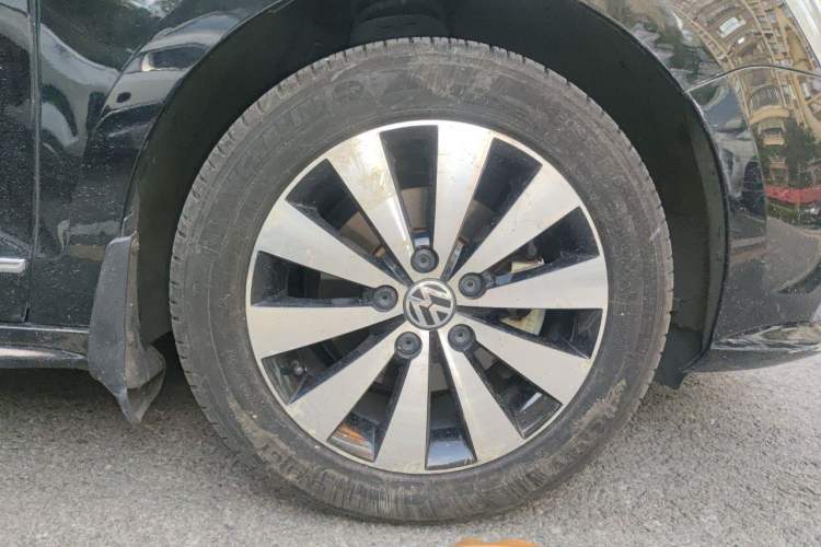 Used Volkswagen Sagitar 2017 1.6L Automatic Comfort Model Right Front Wheel Hub