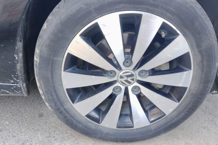 Used Volkswagen Sagitar 2017 1.6L Automatic Comfort Model Right Front Wheel Hub