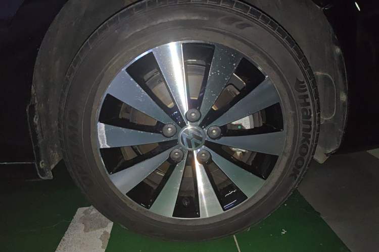 Used Volkswagen Sagitar 2017 1.6L Automatic Comfort Model Right Front Wheel Hub