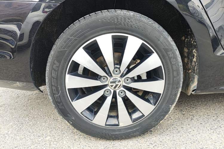 Used Volkswagen Sagitar 2017 1.6L Automatic Comfort Model Right Rear Wheel Hub