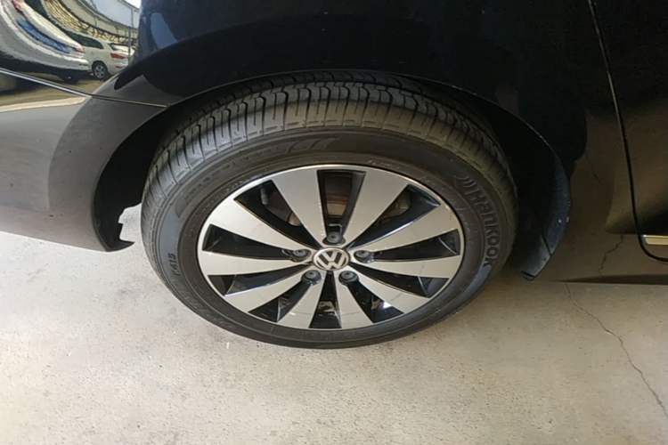Used Volkswagen Sagitar 2017 180TSI Automatic Luxury Edition Right Rear Wheel Hub