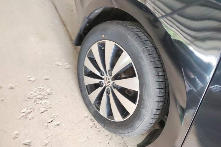 Used Volkswagen Sagitar 2017 230TSI Automatic Comfort Version Right Rear Wheel Hub