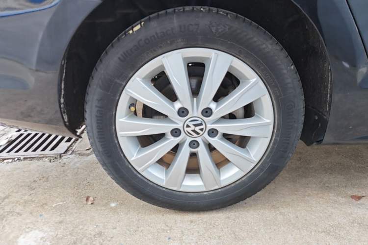 Used Volkswagen Sagitar 2017 1.6L Automatic Comfort Model Right Rear Wheel Hub