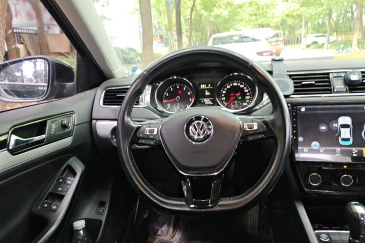 Used Volkswagen Sagitar 2017 230TSI Automatic Comfort Version Steering Wheel