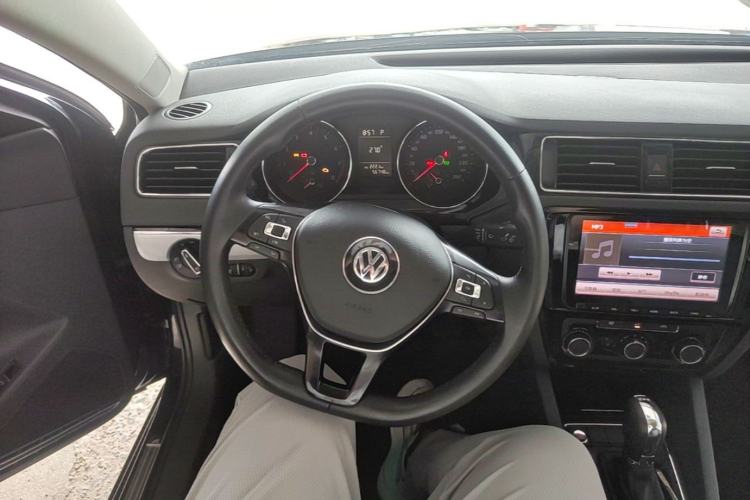 Used Volkswagen Sagitar 2017 230TSI Automatic Comfort Version Steering Wheel