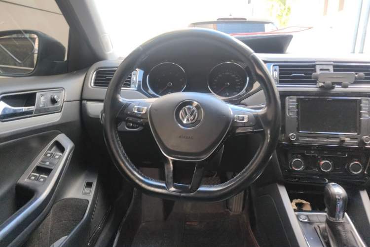 Used Volkswagen Sagitar 2017 230TSI Automatic Comfort Version Steering Wheel
