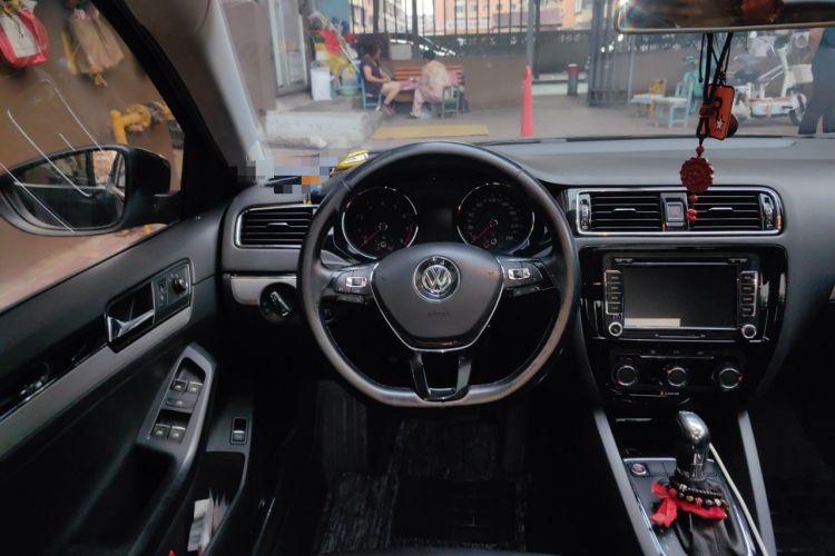 Used Volkswagen Sagitar 2017 230TSI Automatic Comfort Version Steering Wheel