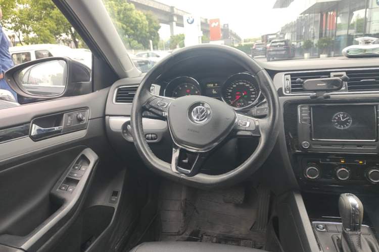 Used Volkswagen Sagitar 2017 230TSI Automatic Comfort Version Steering Wheel