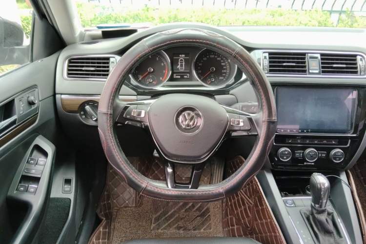 Used Volkswagen Sagitar 2017 230TSI Automatic Luxury Edition Steering Wheel