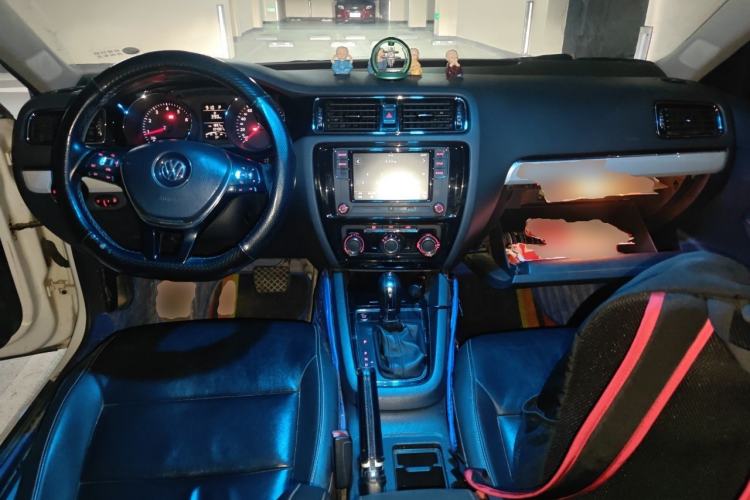 Used Volkswagen Sagitar 2017 1.6L Automatic Comfort Model Center Console