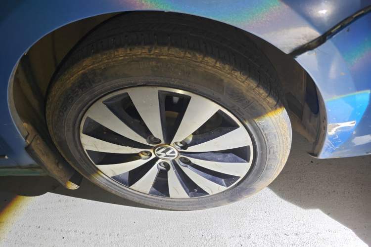 Used Volkswagen Sagitar 2017 1.6L Automatic Comfort Model Right Front Wheel Hub