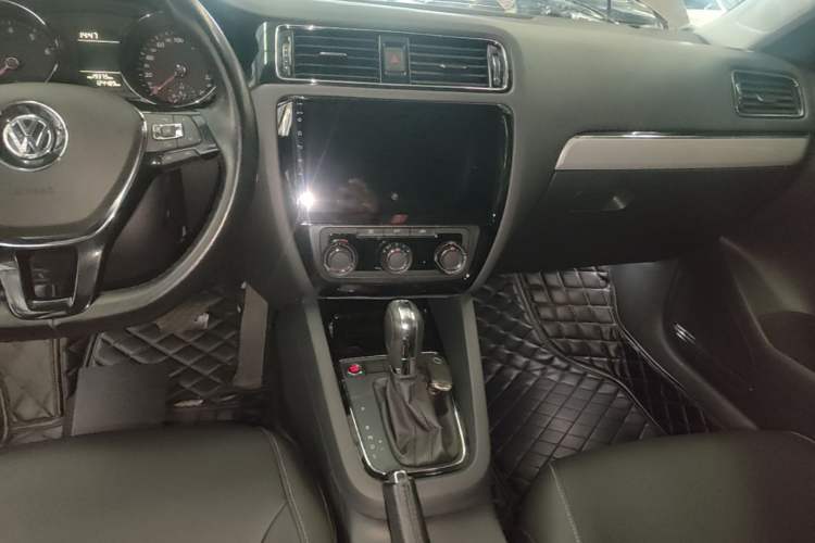 Used Volkswagen Sagitar 2017 230TSI Automatic Comfort Version Audio And AC Panel