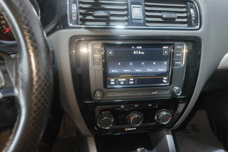 Used Volkswagen Sagitar 2017 1.6L Automatic Comfort Model Audio And AC Panel