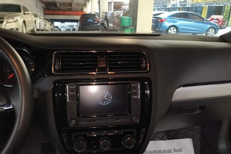 Used Volkswagen Sagitar 2017 230TSI Automatic Comfort Version Audio And AC Panel
