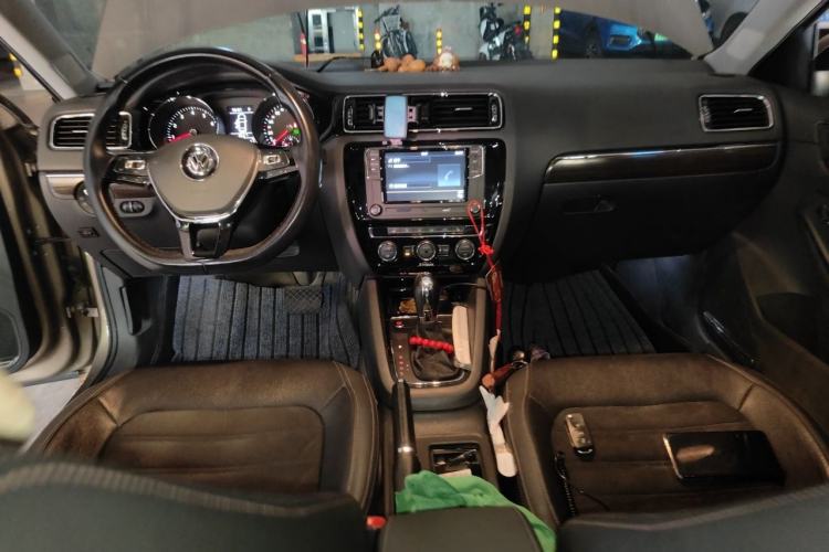 Used Volkswagen Sagitar 2017 230TSI Automatic Luxury Edition Center Console