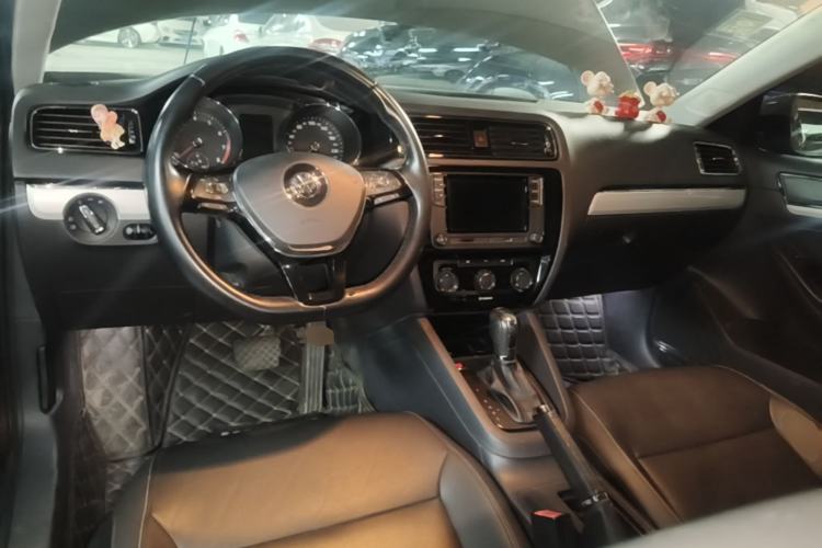 Used Volkswagen Sagitar 2017 230TSI Automatic Comfort Version Center Console