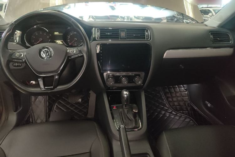 Used Volkswagen Sagitar 2017 230TSI Automatic Comfort Version Center Console