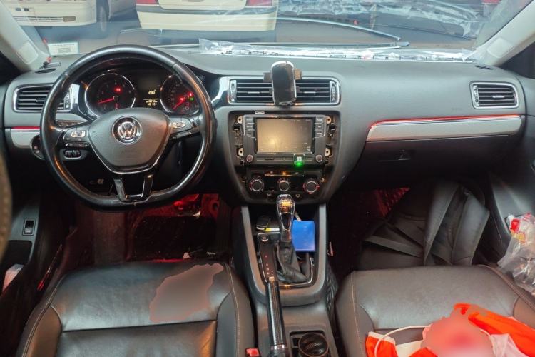 Used Volkswagen Sagitar 2017 230TSI Automatic Comfort Version Center Console