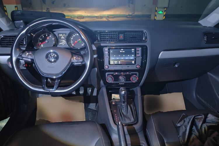 Used Volkswagen Sagitar 2017 1.6L Automatic Comfort Model Center Console