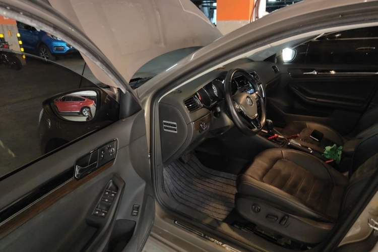 Used Volkswagen Sagitar 2017 230TSI Automatic Luxury Edition Driver Seat