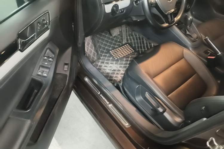 Used Volkswagen Sagitar 2017 230TSI Automatic Comfort Version Driver Seat