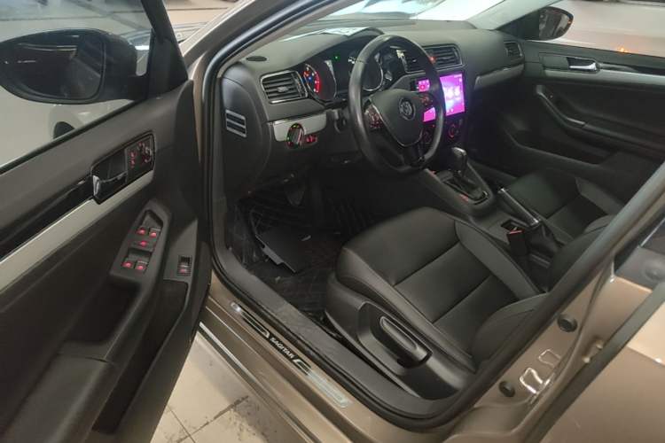 Used Volkswagen Sagitar 2017 230TSI Automatic Comfort Version Driver Seat