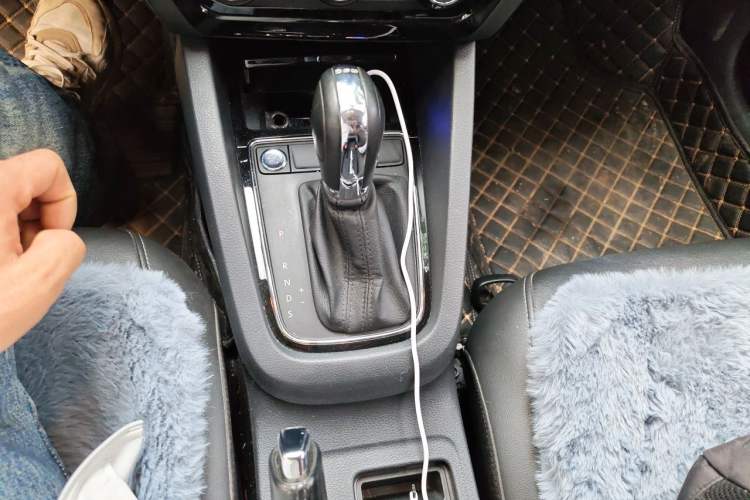 Used Volkswagen Sagitar 2017 230TSI Automatic Comfort Version Gear Lever