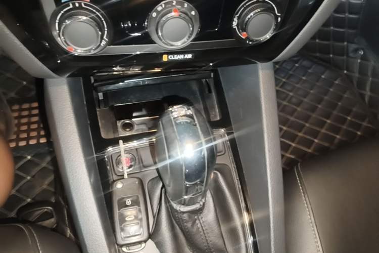Used Volkswagen Sagitar 2017 230TSI Automatic Comfort Version Gear Lever