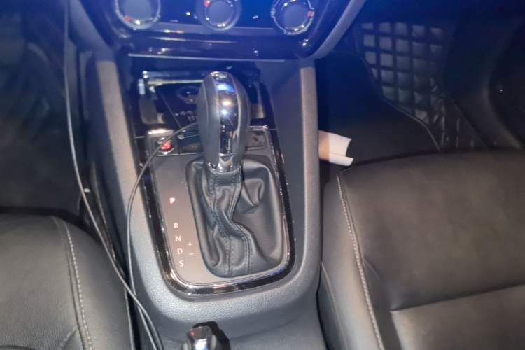 Used Volkswagen Sagitar 2017 1.6L Automatic Comfort Model Gear Lever