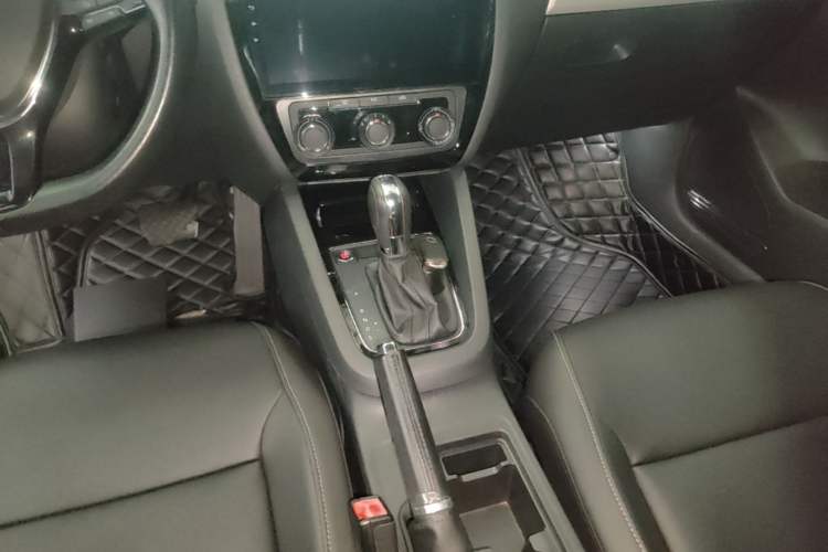Used Volkswagen Sagitar 2017 230TSI Automatic Comfort Version Gear Lever