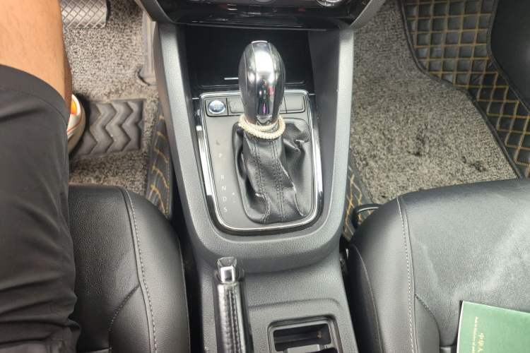 Used Volkswagen Sagitar 2017 1.6L Automatic Comfort Model Gear Lever