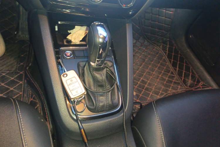 Used Volkswagen Sagitar 2017 230TSI Automatic Comfort Version Gear Lever