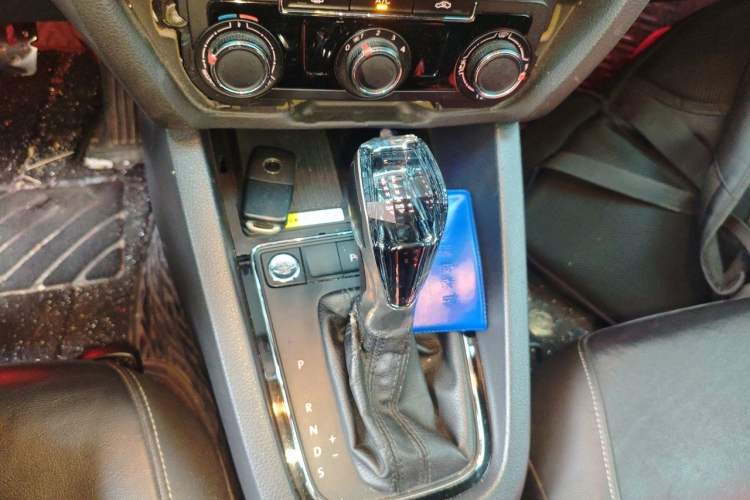 Used Volkswagen Sagitar 2017 230TSI Automatic Comfort Version Gear Lever