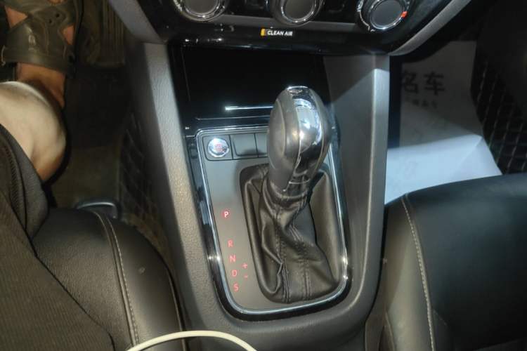 Used Volkswagen Sagitar 2017 1.6L Automatic Comfort Model Gear Lever