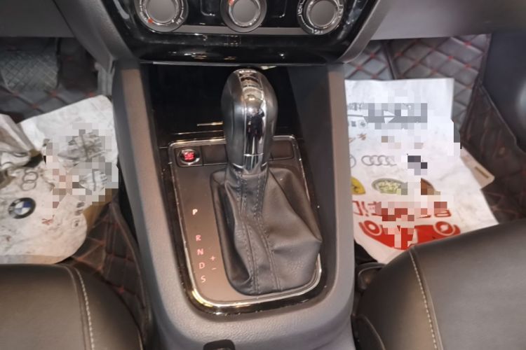 Used Volkswagen Sagitar 2017 230TSI Automatic Comfort Version Gear Lever
