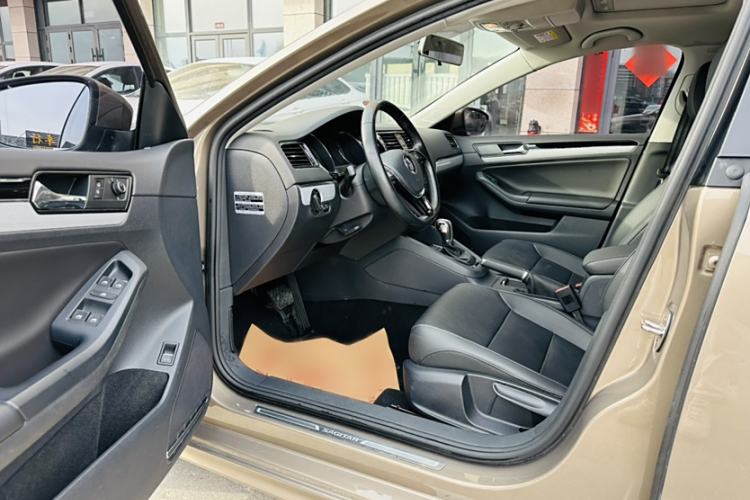 Used Volkswagen Sagitar 2017 230TSI Automatic Comfort Version Interior 2