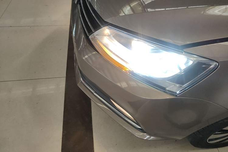 Used Volkswagen Sagitar 2017 230TSI Automatic Comfort Version Left Front Headlight