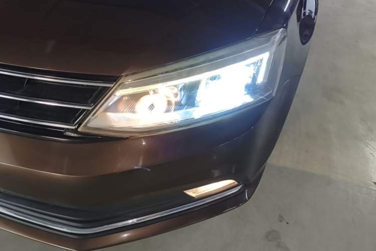 Used Volkswagen Sagitar 2017 230TSI Automatic Comfort Version Left Front Headlight