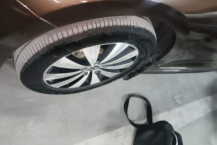 Used Volkswagen Sagitar 2017 230TSI Automatic Comfort Version Left Front Wheel Hub