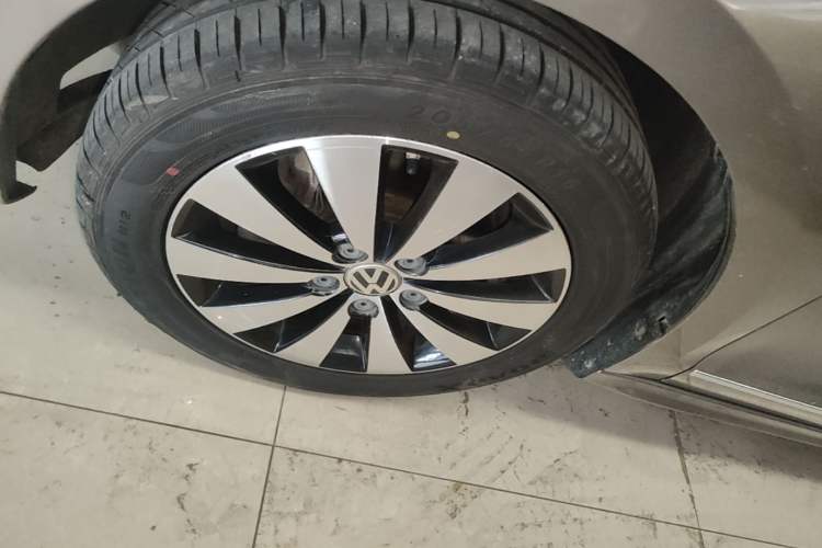 Used Volkswagen Sagitar 2017 230TSI Automatic Comfort Version Left Front Wheel Hub
